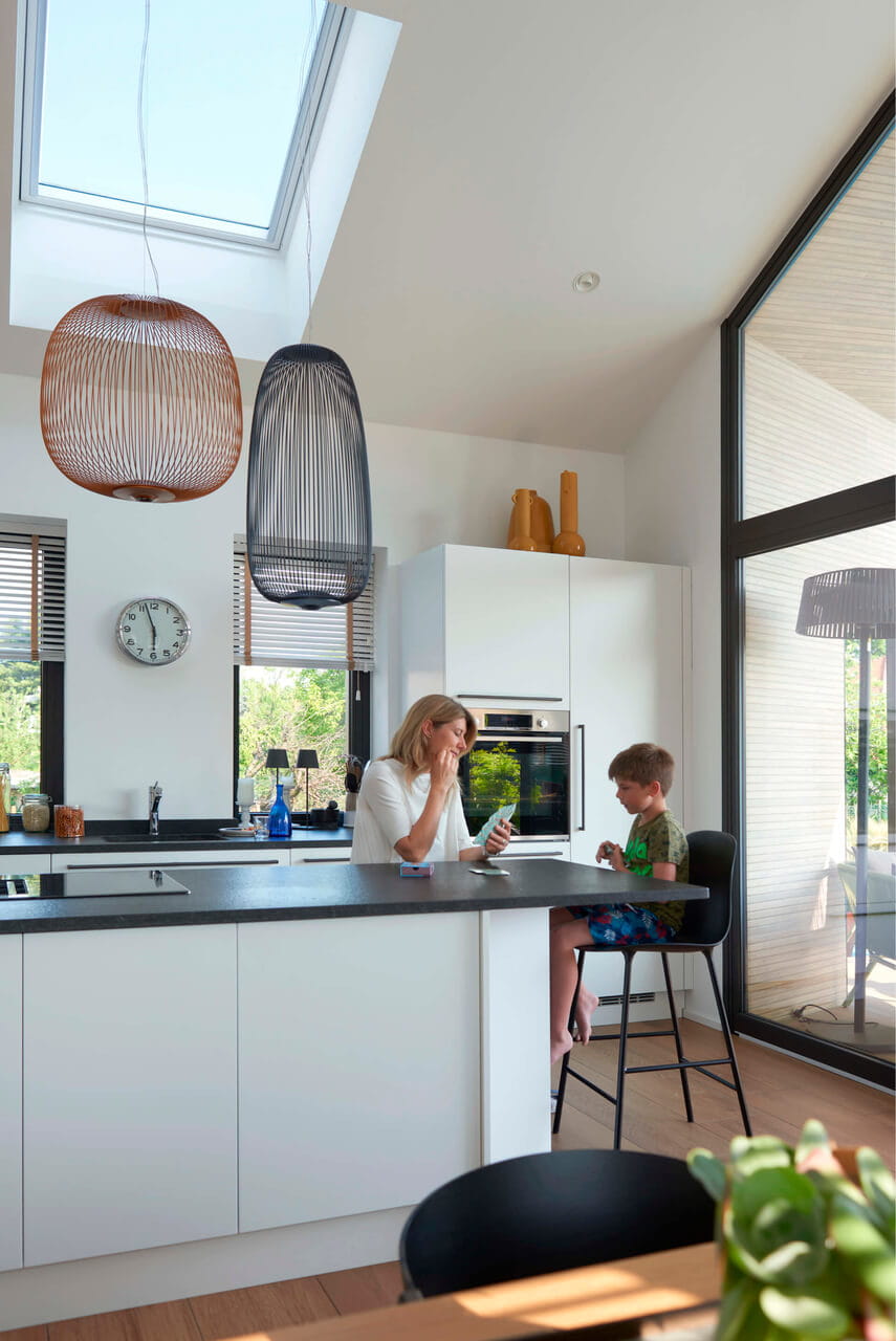 Žena i dijete u kuhinji